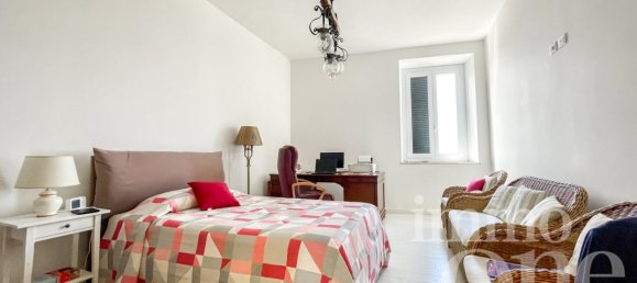 8-salle Appartement à Livorno, Italy No. 170239 26