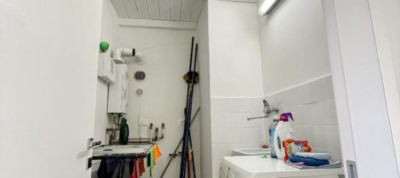 8-salle Appartement à Livorno, Italy No. 170239 2