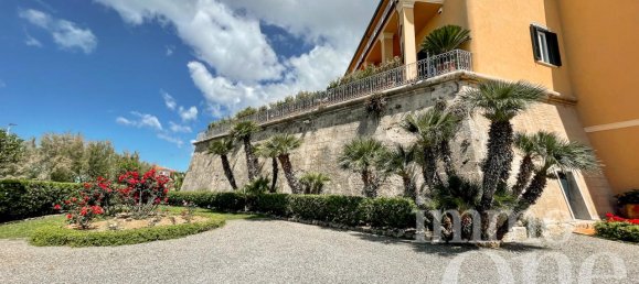 8-salle Appartement à Livorno, Italy No. 170239 11