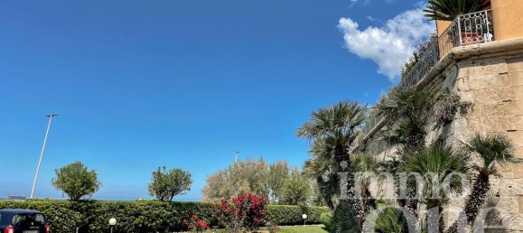 8-salle Appartement à Livorno, Italy No. 170239 3