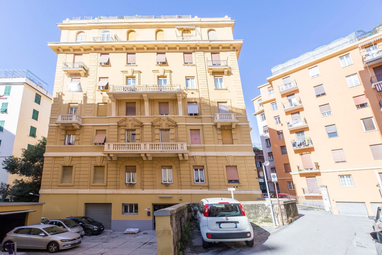 6 bedrooms Apartment in Genoa, Italy No. 352321