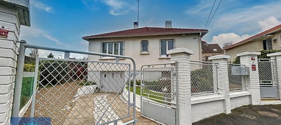 2 bedrooms House in Evry, France No. 166439 11