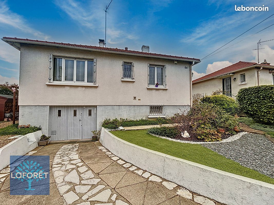 2 bedrooms House in Evry, France No. 166439