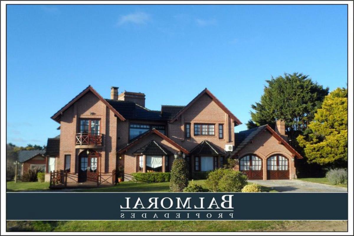 4 bedrooms House in Mar del Plata, Argentina No. 102611