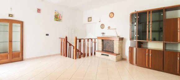 2 bedrooms House in Loreto Aprutino, Italy No. 339711 4