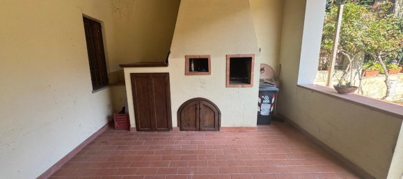5 rooms House in Vaiano, Italy No. 11597 4