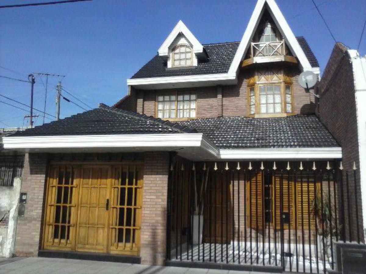 3 bedrooms House in Lanus, Argentina No. 21059