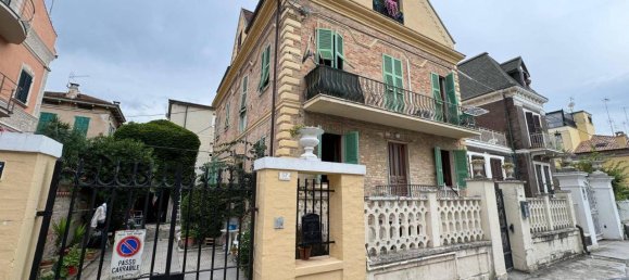 Дом с 7 комнатами в Порто Сан Джорджо, Италия № 14945 2