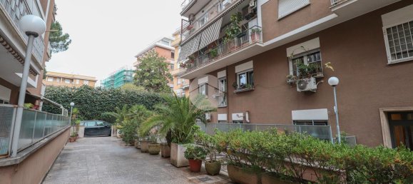 3 rooms Apartment in Rome, Italy No. 233235 3