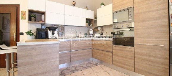 Квартира с 3 комнатами в Реджо Эмилия, Италия № 39799 3