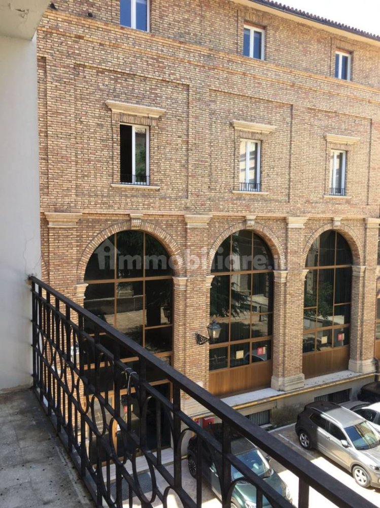 Квартира с 4 спальнями в Кьети, Италия № 111365