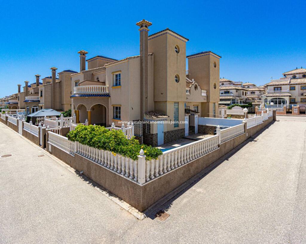 3 bedrooms Villa in Alicante, Spain No. 171472