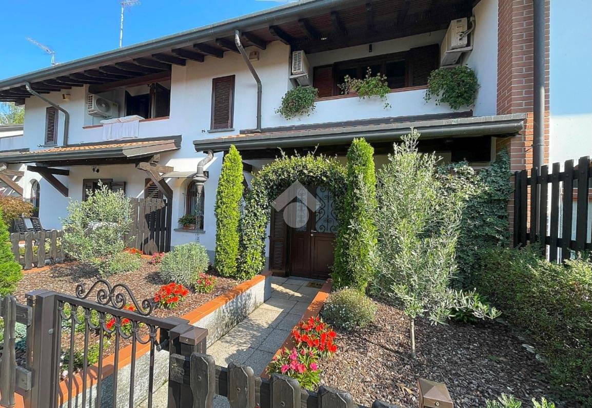 3 bedrooms Villa in Bregnano, Italy No. 401033