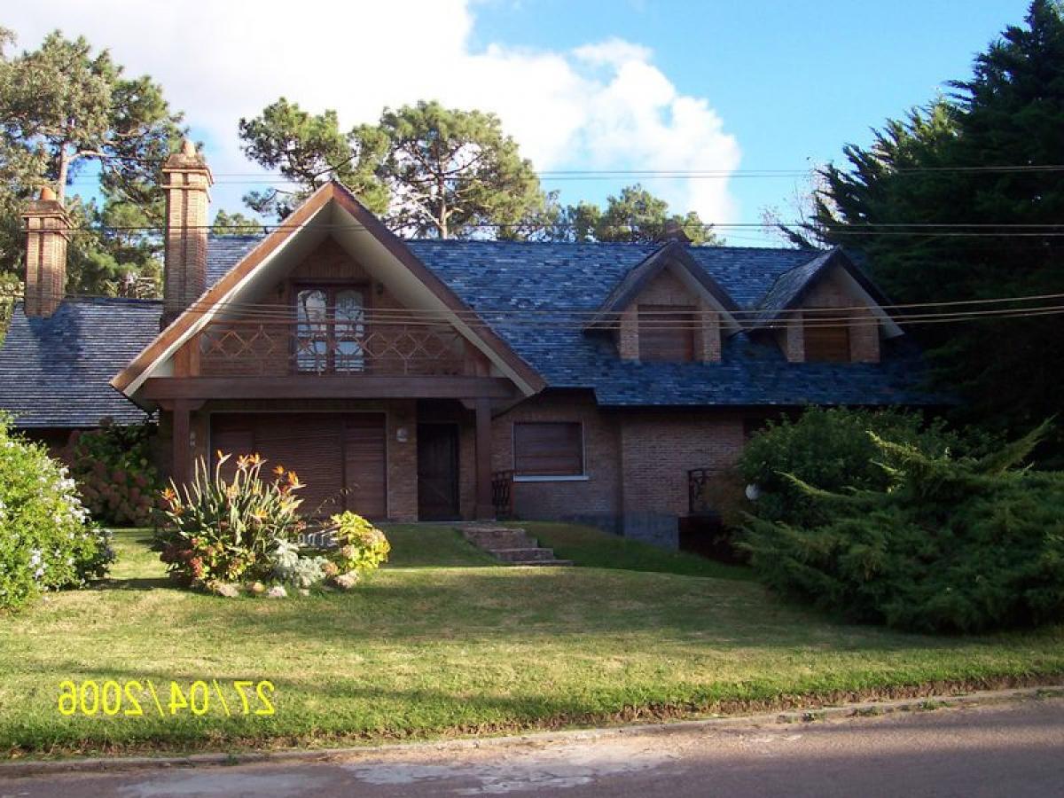 Casa de 4 dormitorios en Maldonado, Uruguay No. 12851