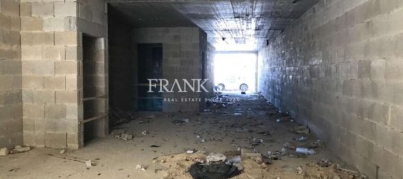  Shop in Victoria, Malta No. 11978 4