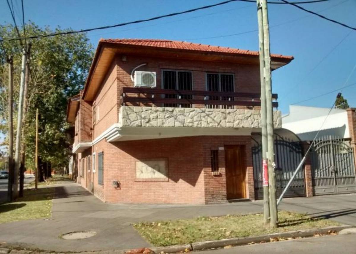 Apartamento de 3 dormitorios en Lanús, Argentina No. 74920