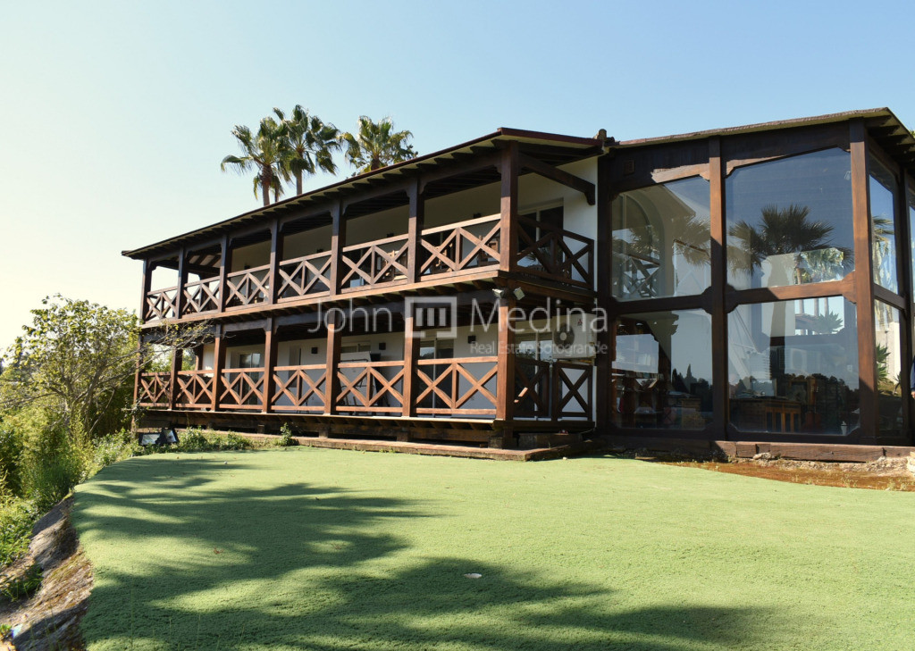 6 bedrooms Villa in Cadiz, Spain No. 29220