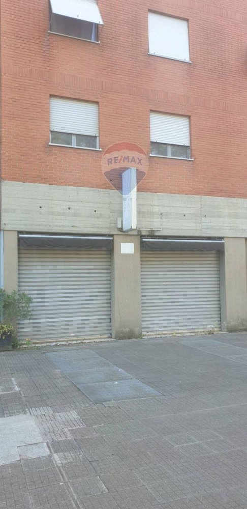 96m² Commercial property in San Donato Milanese, Italy No. 288005