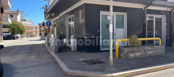 5 rooms Commercial property in Stornara, Italy No. 329981 3