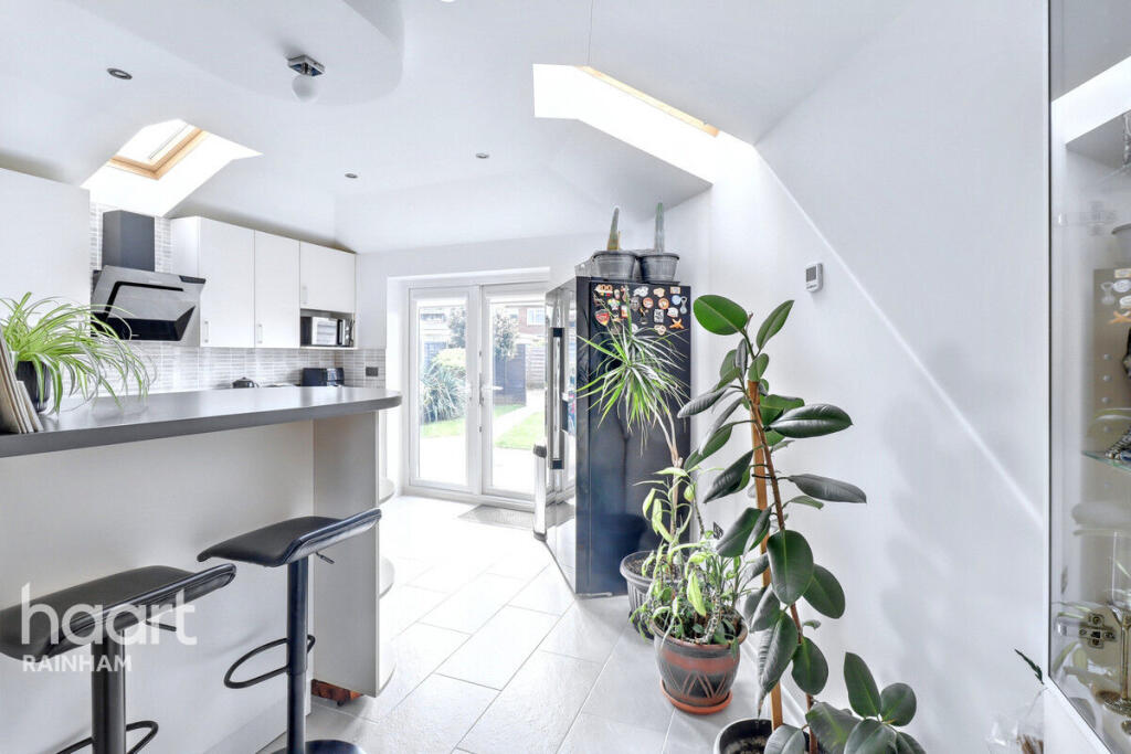 3 bedrooms Commercial property in Rainham, United Kingdom No. 4838