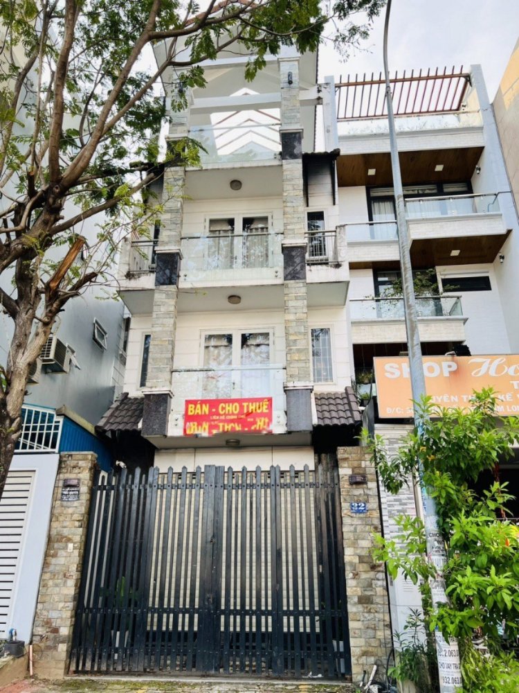 130m² Townhouse in District 7, Vietnam No. 19398