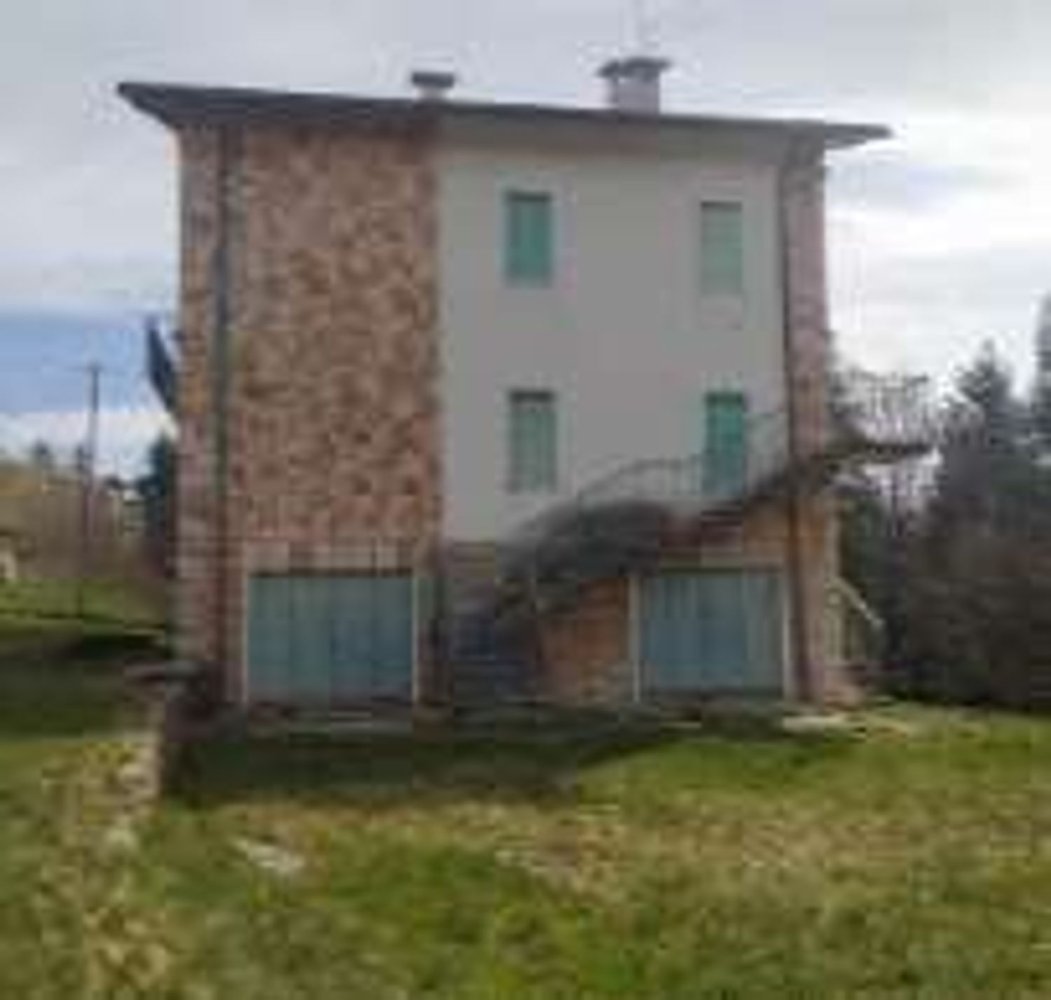 397m² Building in Bosco Chiesanuova, Italy No. 380217