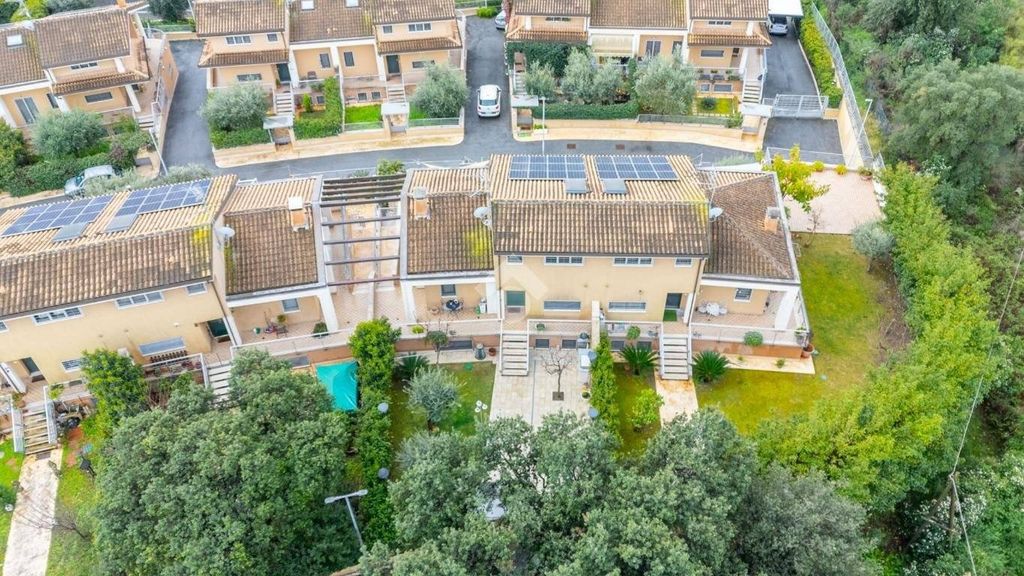 3 bedrooms Villa in Rome, Italy No. 48579