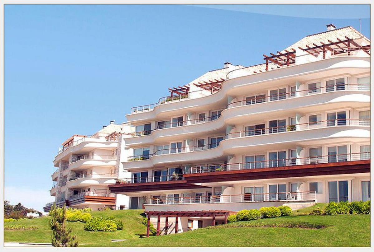 Apartamento de 3 dormitorios en Maldonado, Uruguay No. 10043