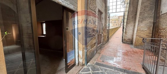27m² Commercial property in Lanciano, Italy No. 41869 5