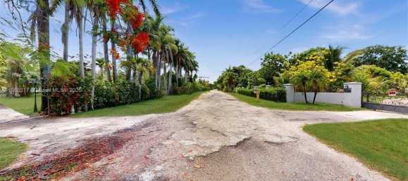 4 dormitorios villa en venta en Miami, Miami-Dade, Florida, USA № 614160 2