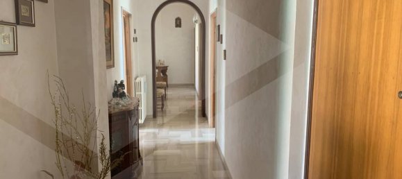 4-salle Appartement à Giovinazzo, Italy No. 28432 11