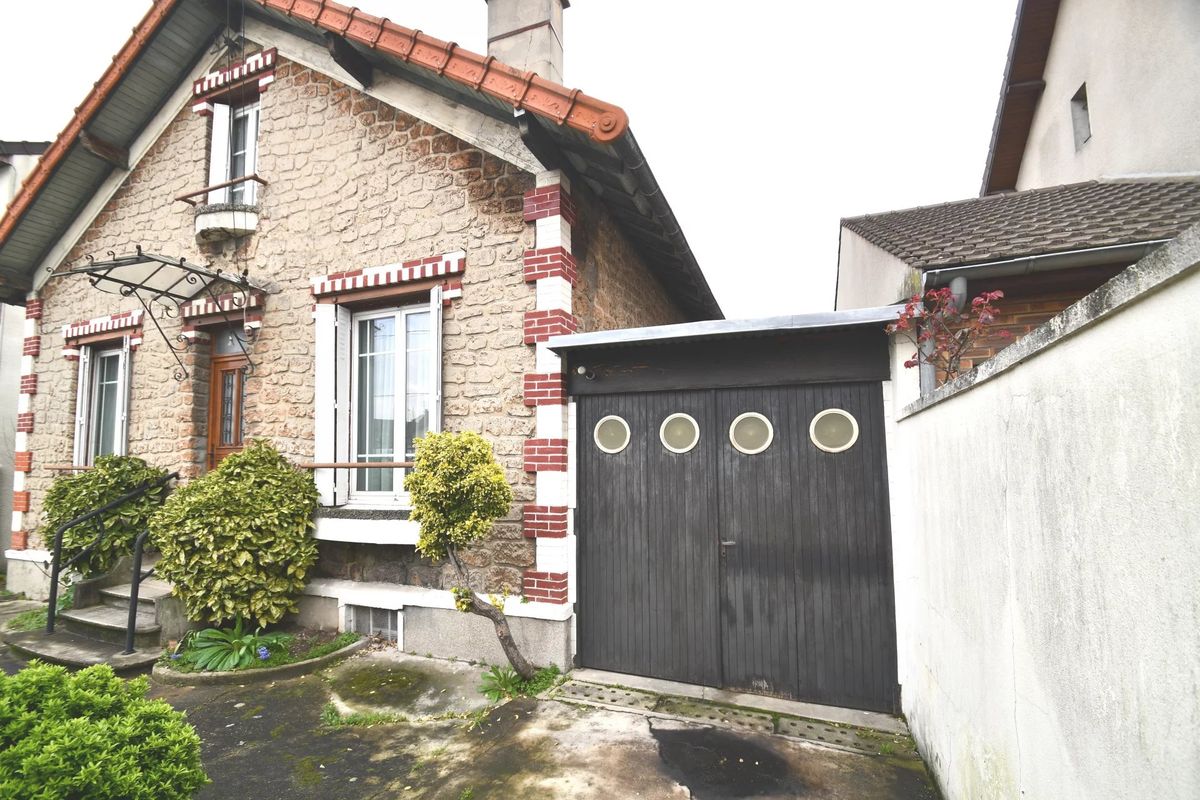 Casa de 3 dormitorios en Livry-Gargan, France No. 181461