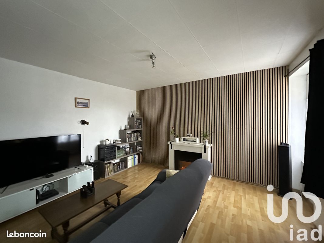 2غرفة منزل في Chezal-Benoit, France رقم 152123