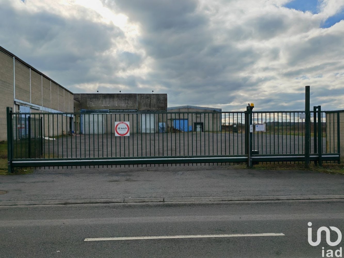 2500m² Commercial property in Tricot, France No. 249408