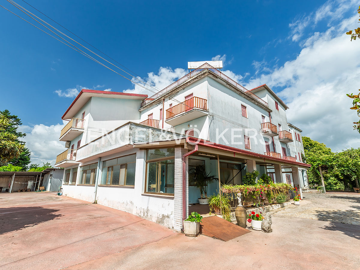 31 bedroom Building in Lariano, Italy No. 134229