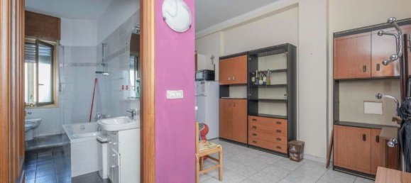 2 bedrooms Apartment in Turin, Italy No. 379505 3