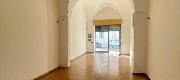 70m² Commercial property in Alessano, Italy No. 165249 6