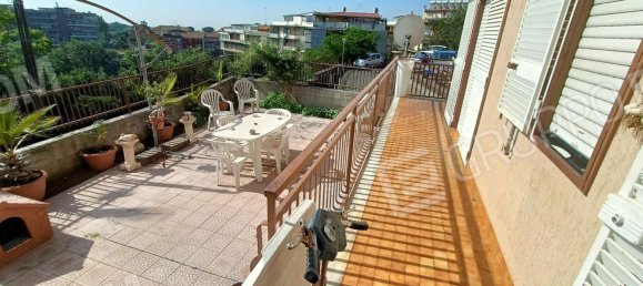 4-salle Appartement à Catania, Italy No. 200173 8