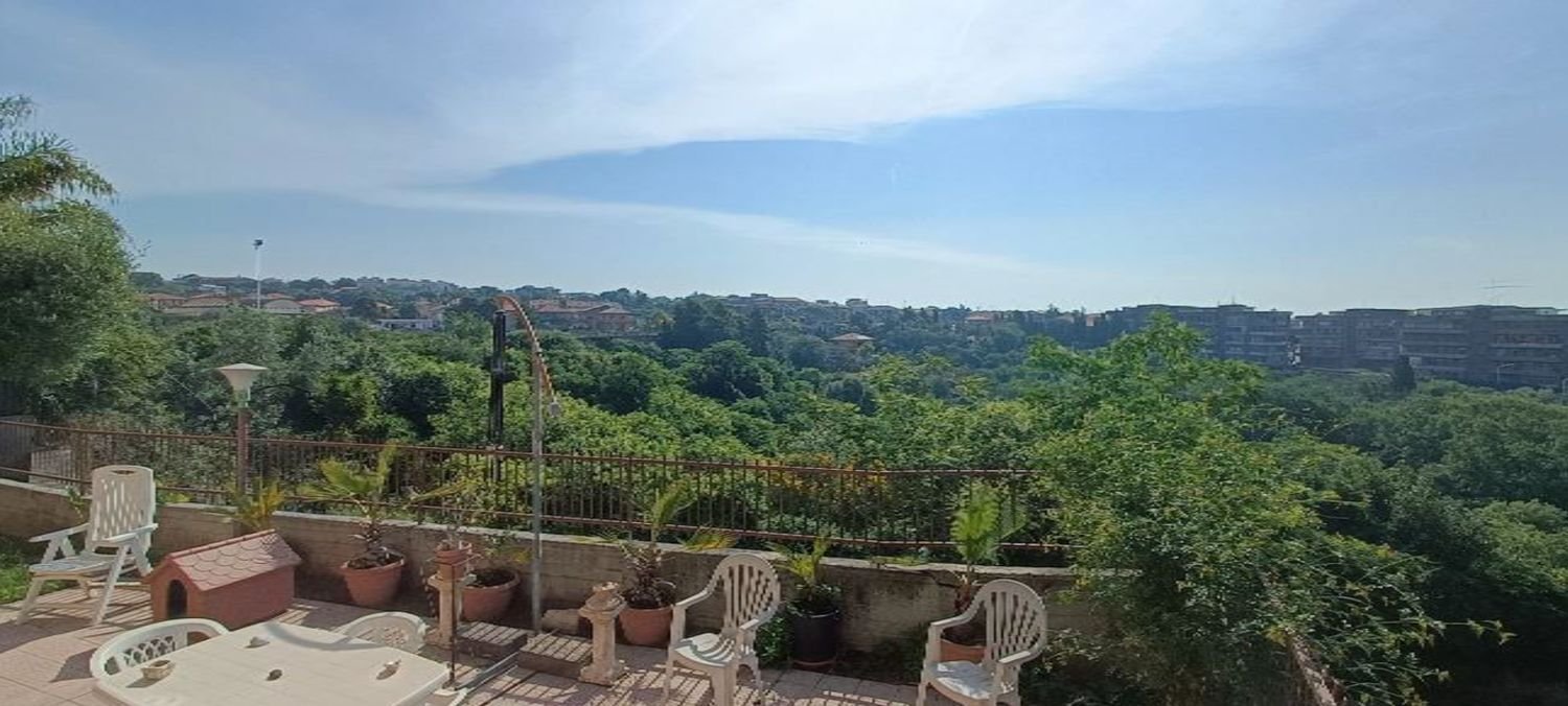 4-salle Appartement à Catania, Italy No. 200173