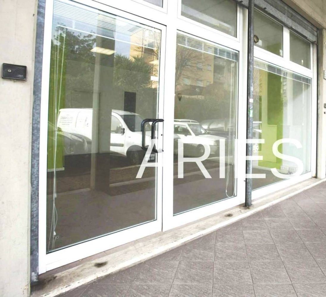 4 rooms Commercial property in Rome, Italy No. 159279