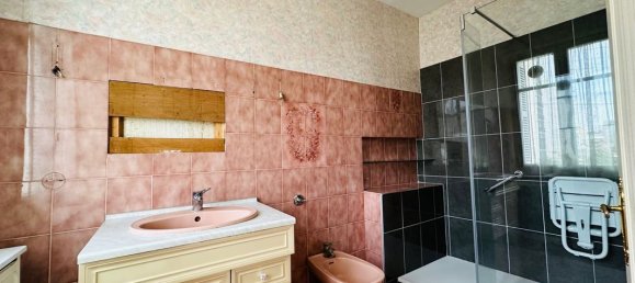 3 bedrooms House in Tours, France No. 89965 4