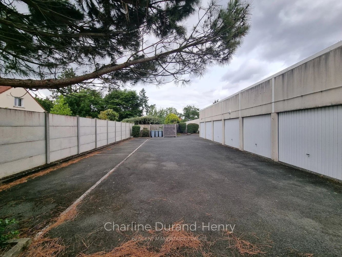  موقف سيارات في Fleury-les-Aubrais, France رقم 156689