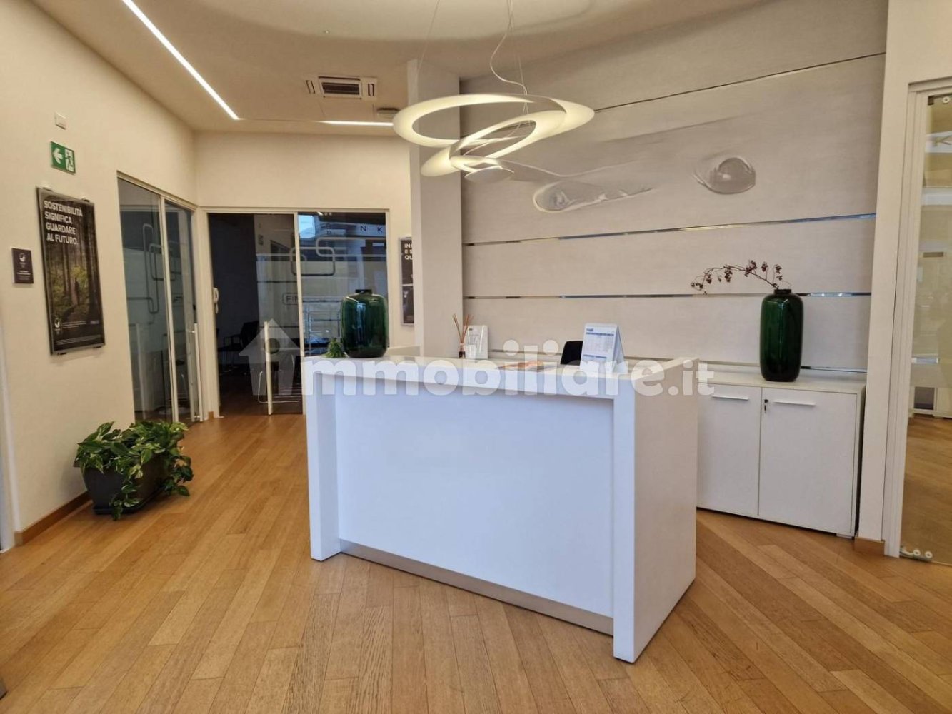  عقار تجاري في Varese, Italy 180متر مربع رقم 312357