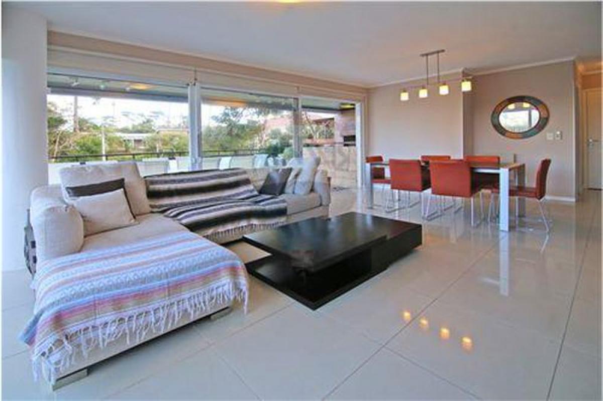 Apartamento de 4 dormitorios en Punta del Este, Uruguay No. 3137