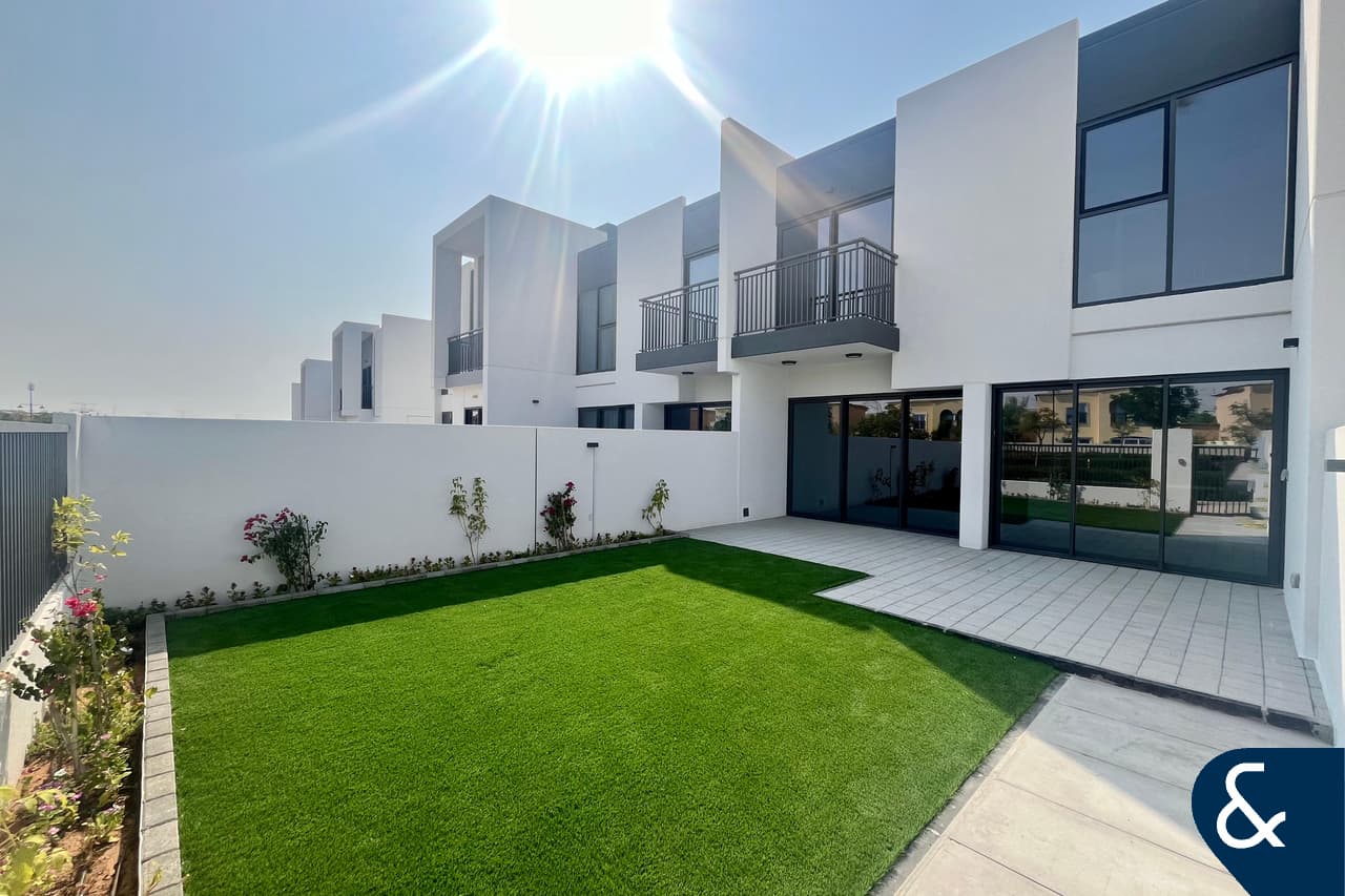 Вилла с 3 спальнями в Dubai Land, ОАЭ № 119858