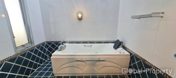 4 bedrooms House for sale in Pattaya, Chonburi, Eastern Thailand, Thailand № 61468 13