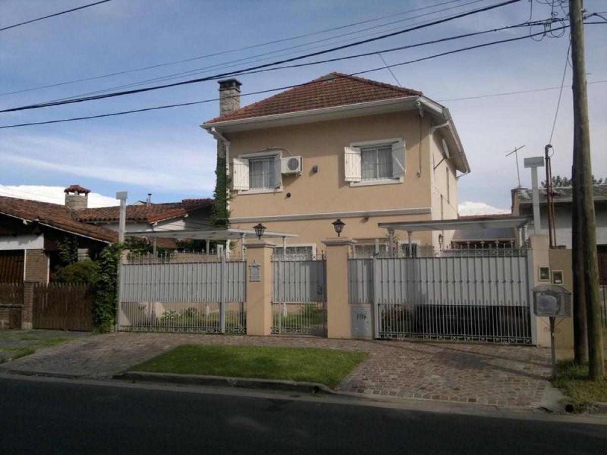 4 bedrooms House in Hurlingham, Argentina No. 93030
