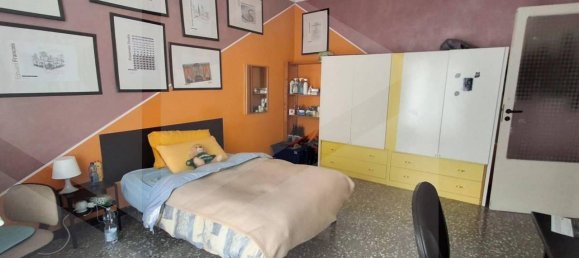 Apartamento de 4 habitaciónes en Bari, Italy No. 40984 2