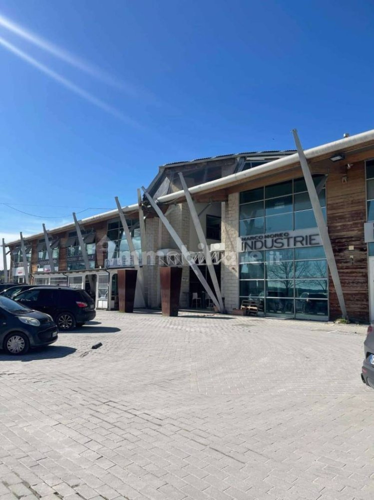 1490m² Commercial property in Montecosaro, Italy No. 81664