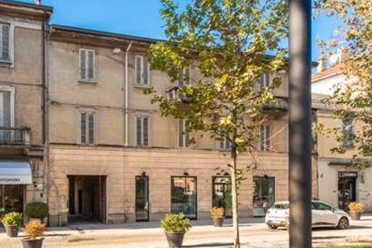 10 rooms Commercial property in Tradate, Italy No. 232460